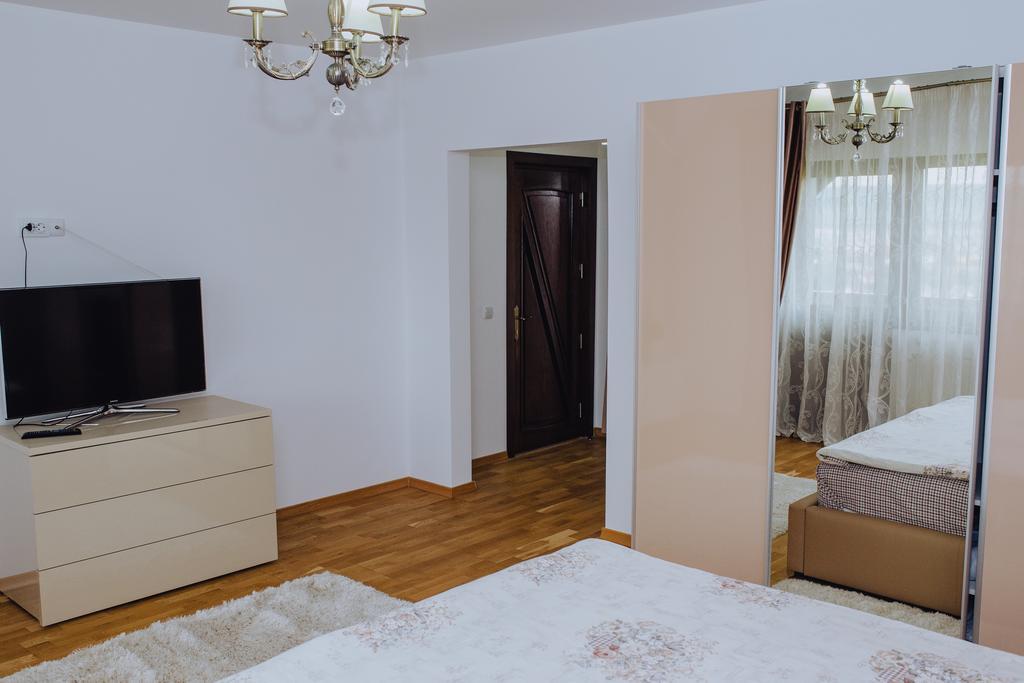Pensiunea Andrei Maracineni Exterior foto